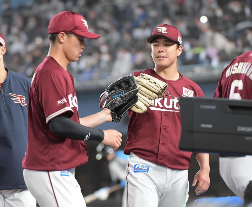 　４回、マーティンの打球を好捕した中堅手・辰己をベンチ前で迎える藤井（右）＝撮影・三好信也