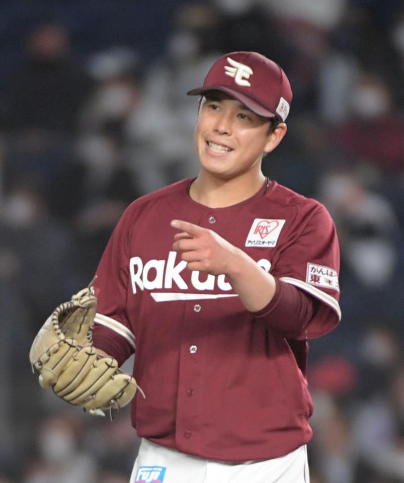 　６回、好守備をみせた黒川を指さしえがおをみせる藤井（撮影・三好信也）