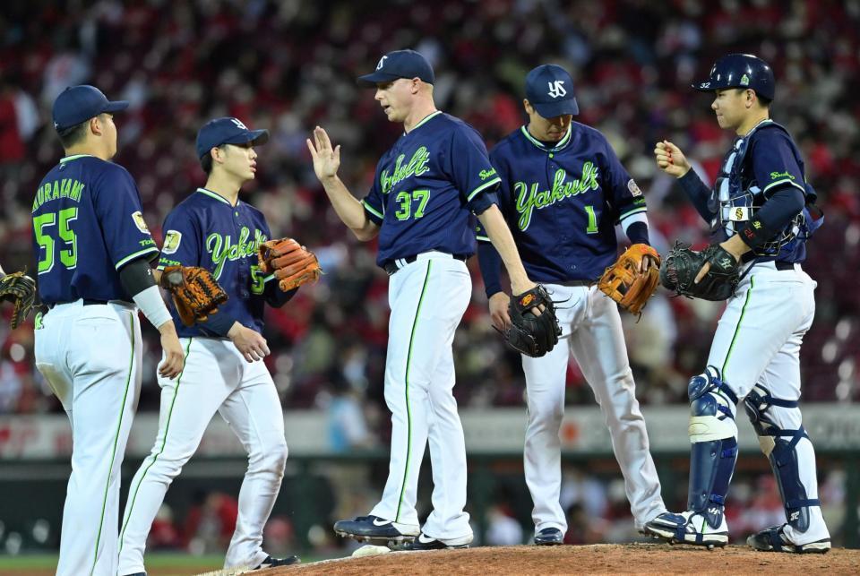 　最後を締めくくりナインと勝利のタッチを交わすマクガフ（中央）＝撮影・立川洋一郎