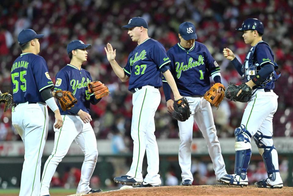 　逆転勝ちしタッチを交わすマクガフ（右から２人目）＝撮影・立川洋一郎