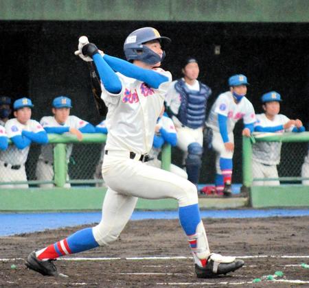 　満塁本塁打を放つ花咲徳栄の藤田