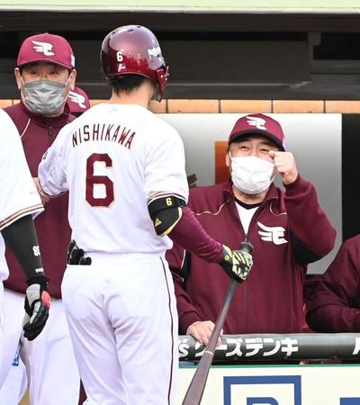 　９回、同点３ランを放った西川（６）を迎える石井監督