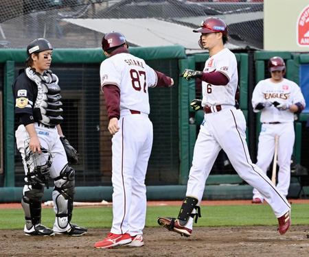 ９回、同点３ランを放ち、コーチに迎えられる西川