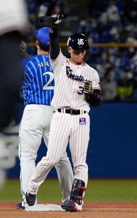 ６回、適時二塁打を放ち、ガッツポーズの内山壮