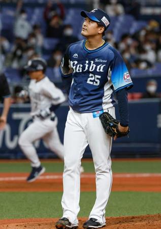 　８回オリックス１死、吉田正（奥）に本塁打を浴びた西武・平井＝京セラドーム
