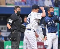 　試合前、両監督のメンバー表交換を見つめる白井球審（左）＝撮影・高部洋祐