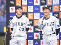 吉田正（右）と共にお立ち台に上がる近藤（撮影・高部洋祐）