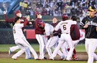 11回、サヨナラ打を放ち、ナインに祝福される浅村（左から４人目）