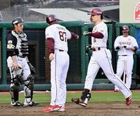 ９回、同点３ランを放ち、コーチに迎えられる西川