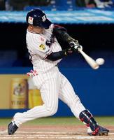 ６回、内山壮が左越えに適時二塁打を放つ