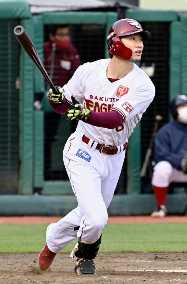 ９回、西川が右越えに同点３ランを放つ