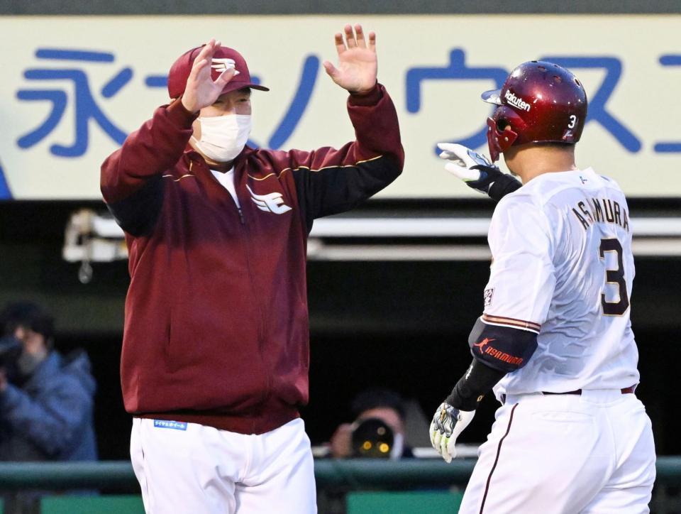 サヨナラ打を放った浅村（右）を迎える石井監督