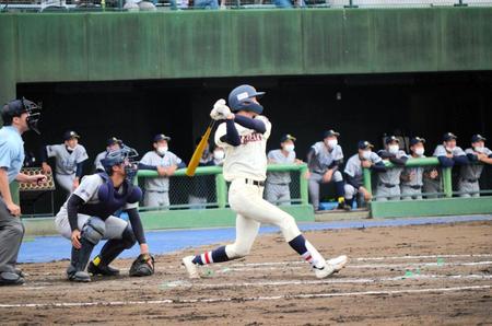 　七回、左中間へ３ランを放つ浦和学院の高山