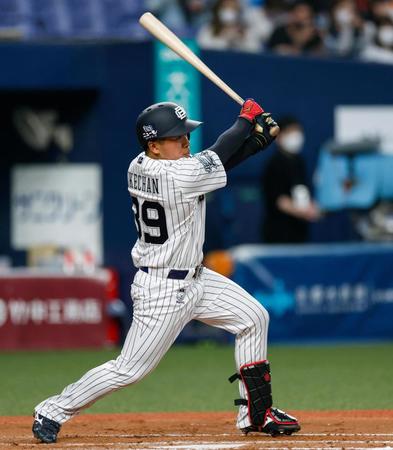 　８回、池田が右前にプロ初安打を放つ