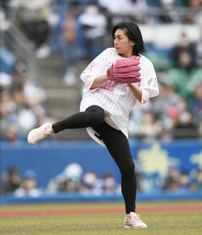 ロッテ 豊田真奈美が始球式 ボルト入りの右肩ではなく左投げで挑戦 野球 デイリースポーツ Online