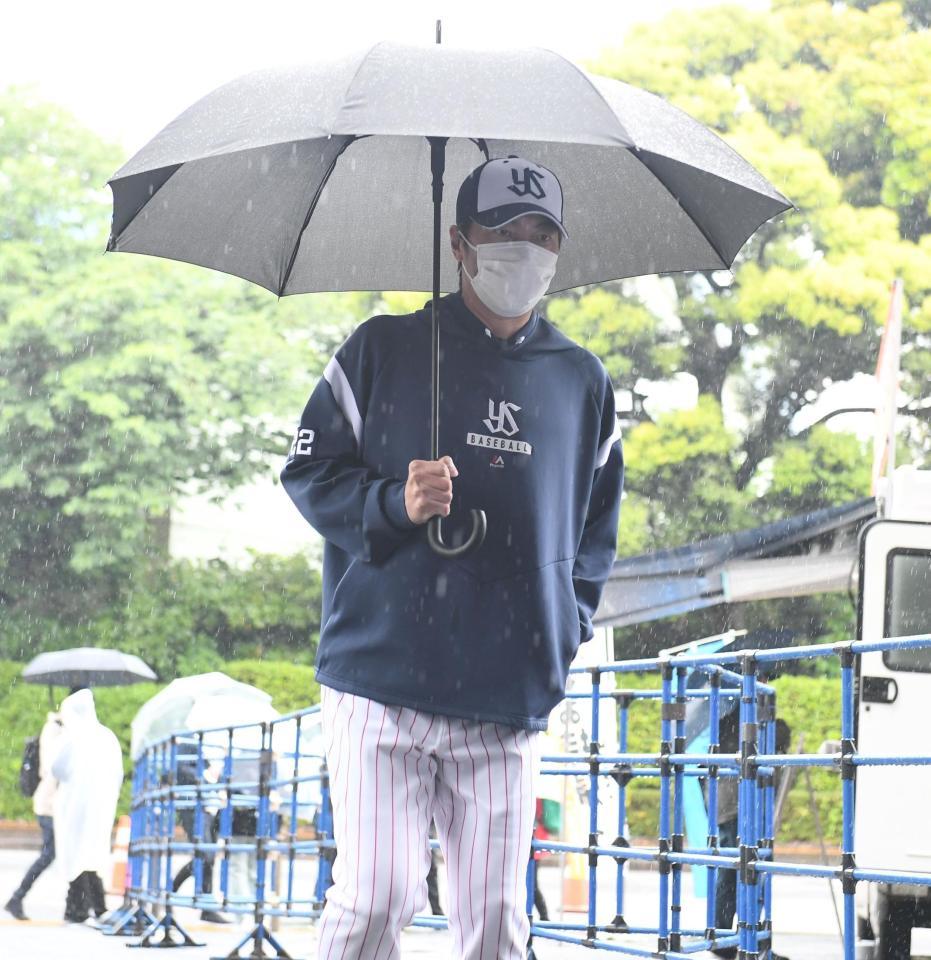 　練習を終え雨の中、引き揚げる高津監督（撮影・金田祐二）