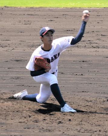 　緩急を使った投球で勝利に導いた日高・鈴木
