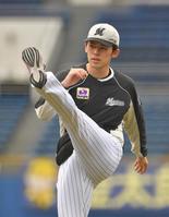 　次戦登板へ向け、練習に参加した佐々木朗（撮影・出月俊成）