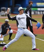 　次戦登板へ向け、キャッチボールで調整する佐々木朗（撮影・出月俊成）