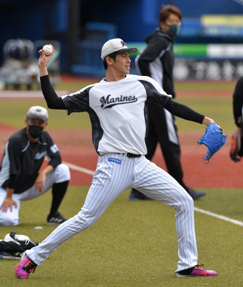 　次戦登板へ向け、キャッチボールで調整する佐々木朗（撮影・出月俊成）