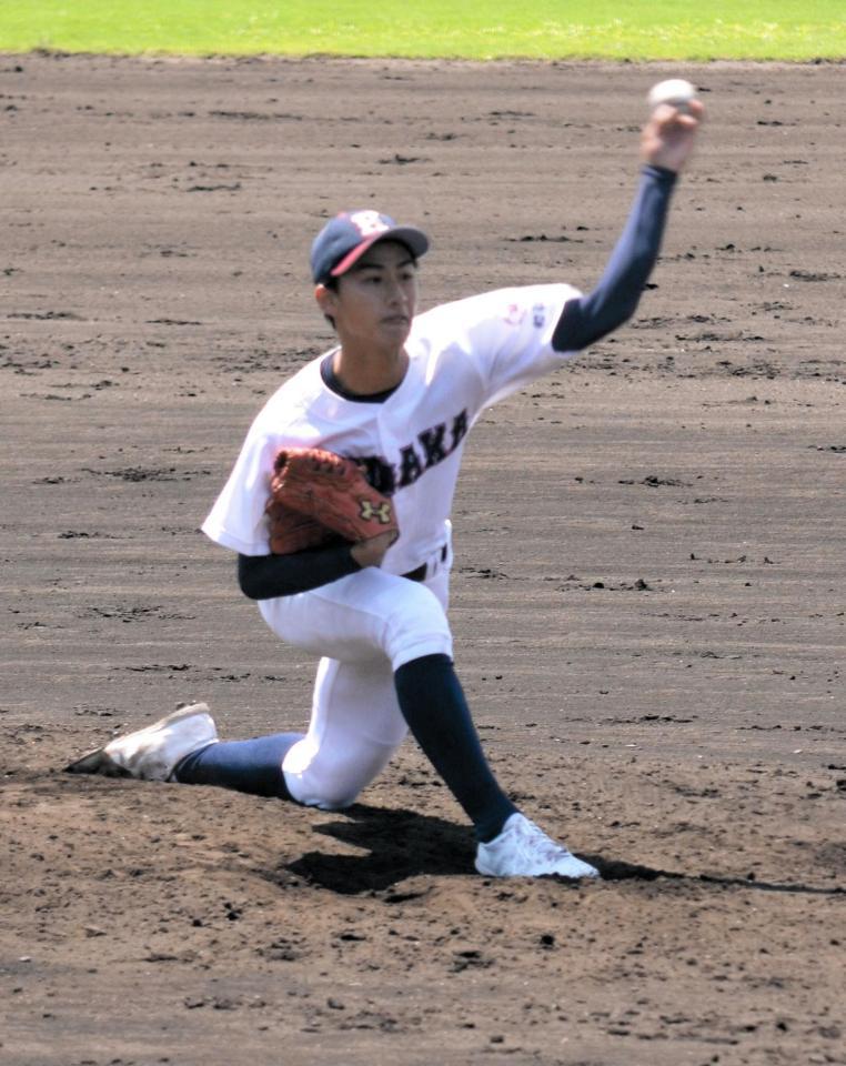 　緩急を使った投球で勝利に導いた日高・鈴木