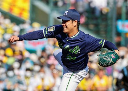 　完封で今季初勝利を挙げたヤクルト・小川＝甲子園