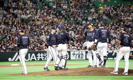 ６回、降板する山本（左端）
