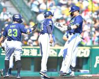 　１回、先制２ランを放ち、生還する村上（撮影・吉澤敬太）