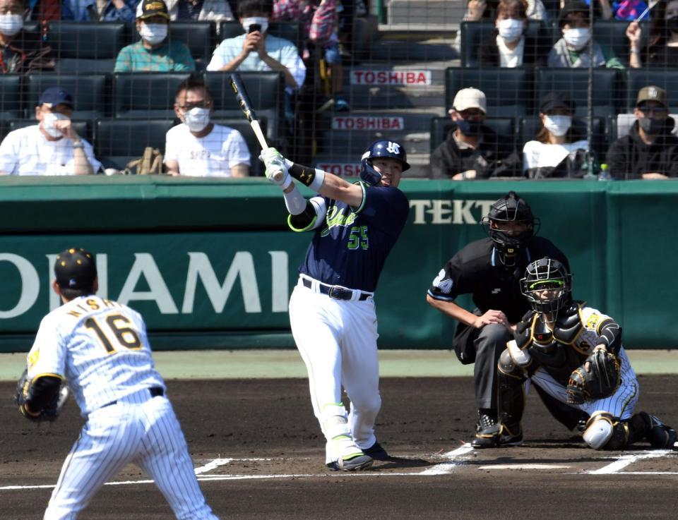 　１回、村上は左越えに先制２ランを放つ（撮影・山口登）