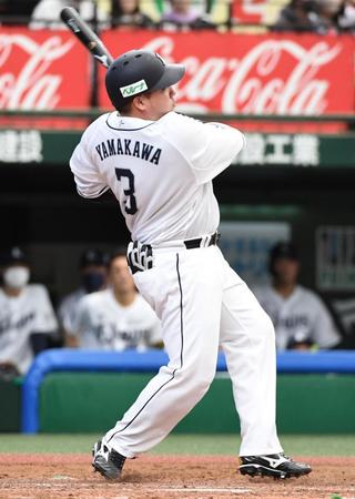 　３回、山川は左越えに逆転の１０号２ランを放つ（撮影・佐藤厚）