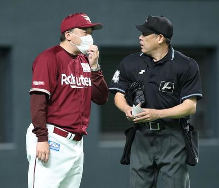 ７回、選手交代を告げる石井監督（左）＝撮影・中島達哉