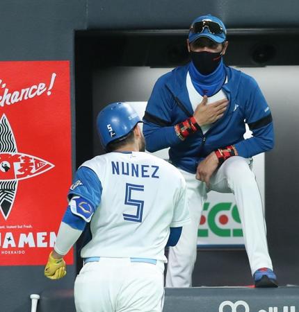 　７回、ヌニエス（左）がソロ本塁打を放ち、ベンチで迎える新庄ビッグボス（撮影・中島達哉）