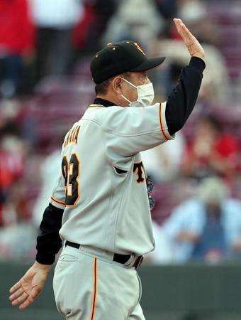　広島に勝ち、スタンドに手を振る原監督
