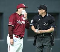 ７回、選手交代を告げる石井監督（左）＝撮影・中島達哉