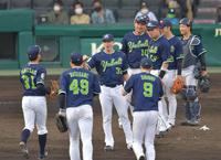 　勝利を喜ぶヤクルトナイン（撮影・神子素慎一）