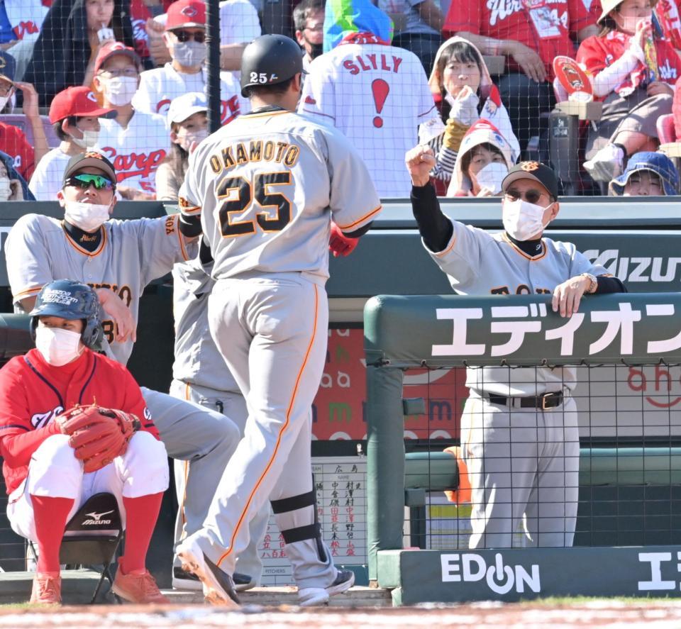 　６回、同点３ランを放った岡本和を迎える原監督（右）＝撮影・立川洋一郎