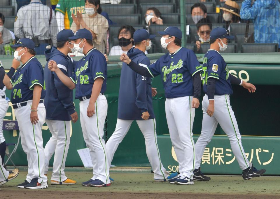 　ナインを出迎える高津監督（撮影・神子素慎一）