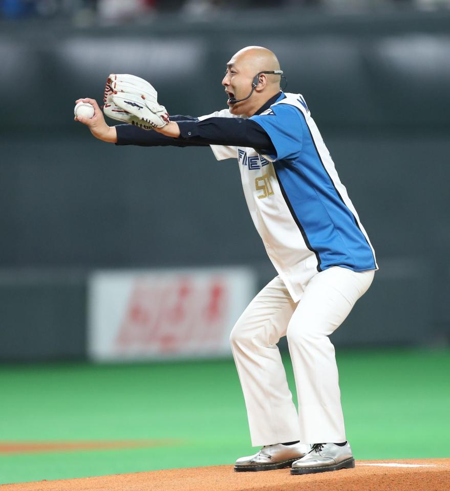 　始球式に登場した錦鯉・長谷川雅紀（撮影・中島達哉）