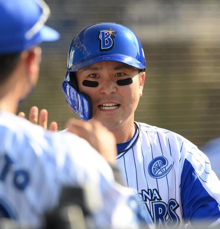 　５回、生還して迎えられる佐野（撮影・堀内翔）