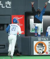　２回、清宮（左）がソロ本塁打を放ち、ビッグボスポーズで迎える新庄ビッグボス（撮影・中島達哉）