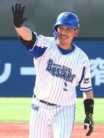 　４回、左前適時打を放ちポーズを決める代打の藤田（撮影・堀内翔）