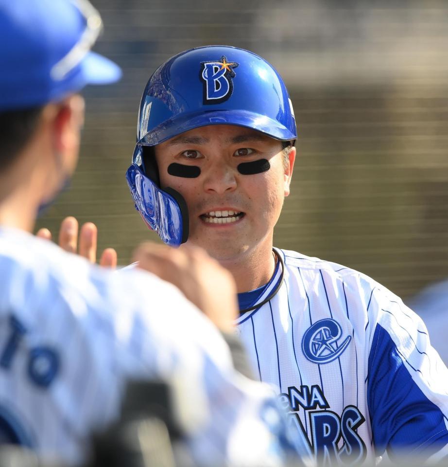 　５回、生還して迎えられる佐野（撮影・堀内翔）