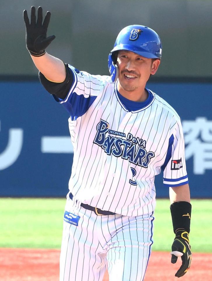 　４回、左前適時打を放ちポーズを決める代打の藤田（撮影・堀内翔）