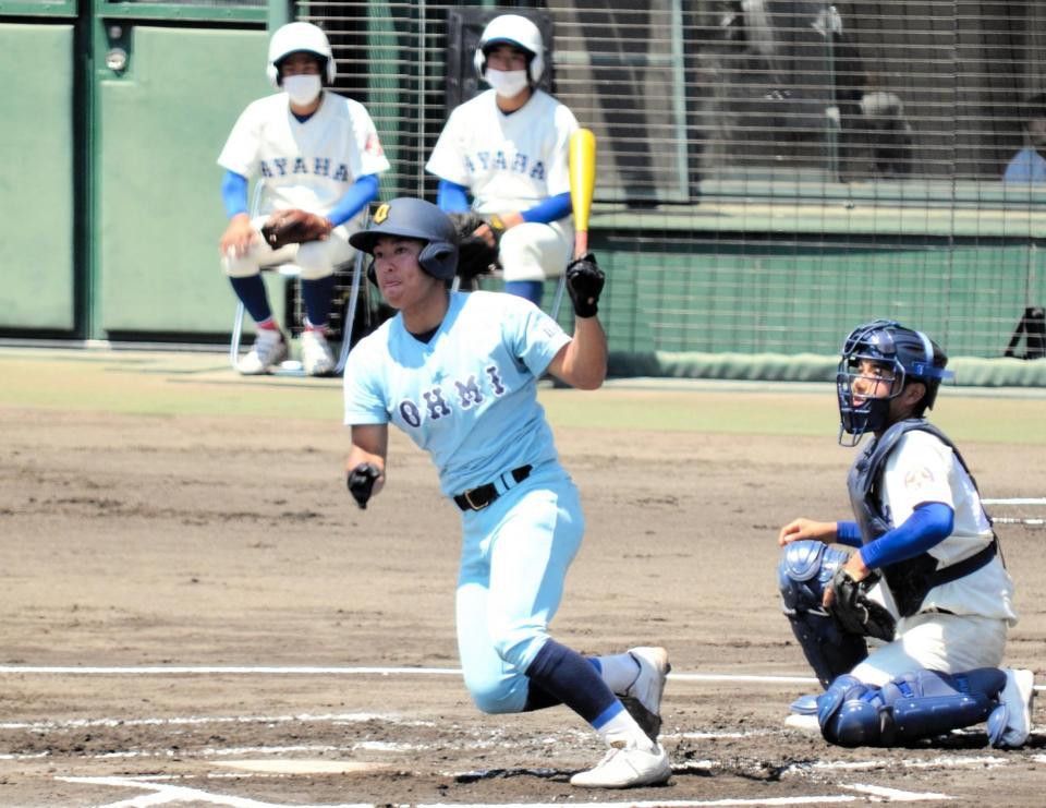 　初回、三塁線を破る先制の適時打を放った近江・山田