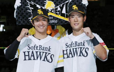 　オリックスに勝利し、ポーズをとるソフトバンクの柳町（左）と上林