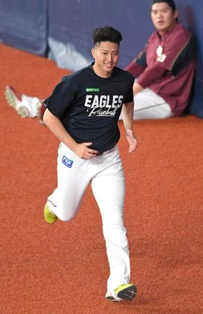 　試合前、外野で走り込む西垣（撮影・北村雅宏）