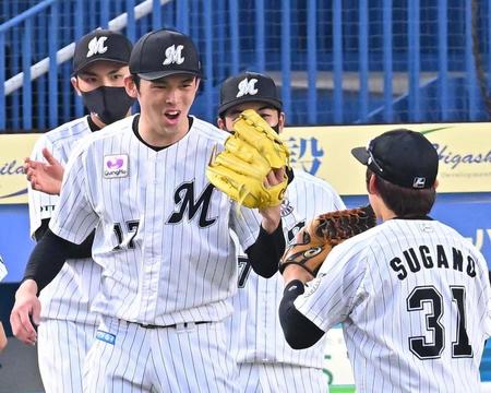 　１回、好返球を左翼手の菅野を迎える佐々木朗（撮影・堀内翔）