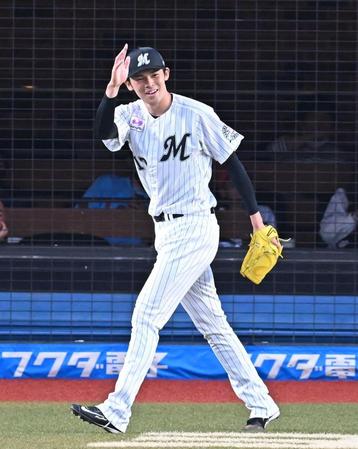 　１回、左翼手の菅野が好返球。笑顔を見せる佐々木朗（撮影・堀内翔）