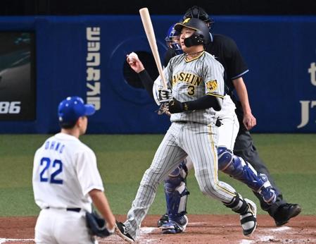 　５回、空振り三振に倒れる大山（撮影・田中太一）