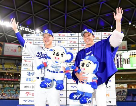 　お立ち台で笑顔を見せる石川昂（左）と大野雄（撮影・山口登）